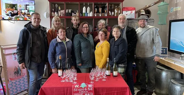 photo  neuf des douze viticulteurs qui ouvrent leurs caves entourent sandrine pairel (au fond, troisième à partir de la droite) du syndicat viticole de la sarthe.  &copy;  le maine libre 