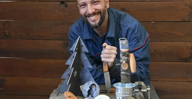 photo  . pour noël, cyril chantoiseau a créé des sapins en acier corten, des petits mobiles à accrocher. couteaux, décapsuleurs sont également disponibles.  &copy;  le maine libre – yvon loué 