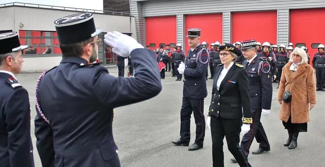 photo  le capitaine julien foulon, chef du centre de secours sabolien, entouré par véronique ortet, sous-préfète, christophe burbaud, directeur des pompiers en sarthe, et martine crnkovic, conseillère départementale vice-présidente du sdis, lors de la cérémonie de la sainte-barbe, samedi 3 décembre 2022, à sablé-sur-sarthe.  &copy;  ouest-france 