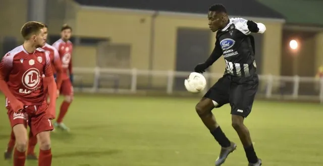 photo  les joueurs du fc argentan (ici mohamed traoré) sont en difficulté dans ce championnat de régional 1 avant la réception de verson.  &copy;  joseph thouin 