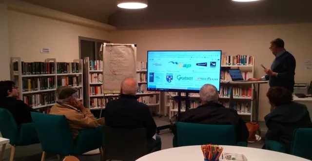 photo  fabrice picandet a montré des exemples pour aider les participants à imaginer le futur logo de la commune.  &copy;  ouest-france 