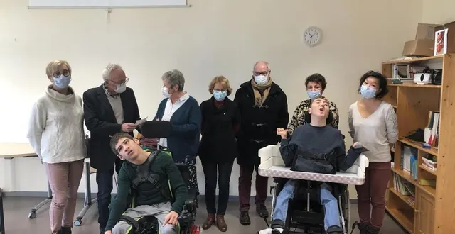 photo  le club richelieu a remis un chèque de 500 € à l’institut d’éducation motrice la forêt de saint-andré-de-messei, qui souhaite acquérir de nouveaux outils pédagogiques.  &copy;  ouest-france 