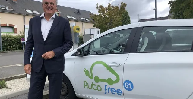 photo  christophe de balorre, président du conseil départemental de l’orne devant la flotte autofree61.  &copy;  ouest-france 