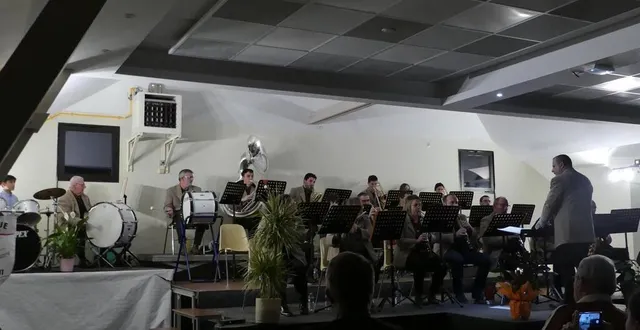 photo  daniel cantin (à gauche) sur scène lors de son dernier concert de la sainte-cécile à saint-longis  &copy;  le maine libre 