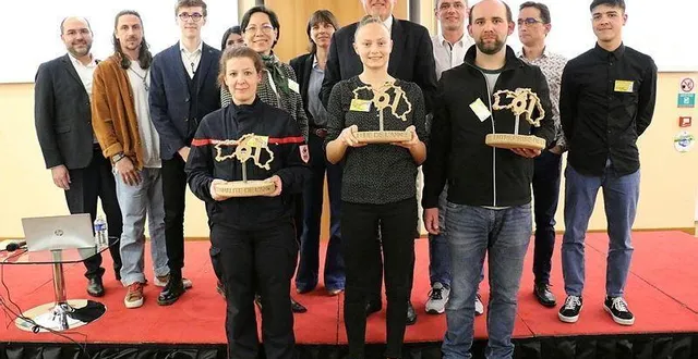 photo  la soirée de remise des trophées de la 9e édition de l’opération on se bouge dans l’orne s’est tenue mercredi 16 mars 2022, au conseil départemental. estelle fouquerel, cléa de stoppeleire, et antoine garreau ont reçu un trophée.  &copy;  archives ouest-france 