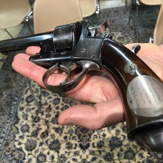 photo parmi les lots, un revolver du xixe siècle.  ©  ouest-france