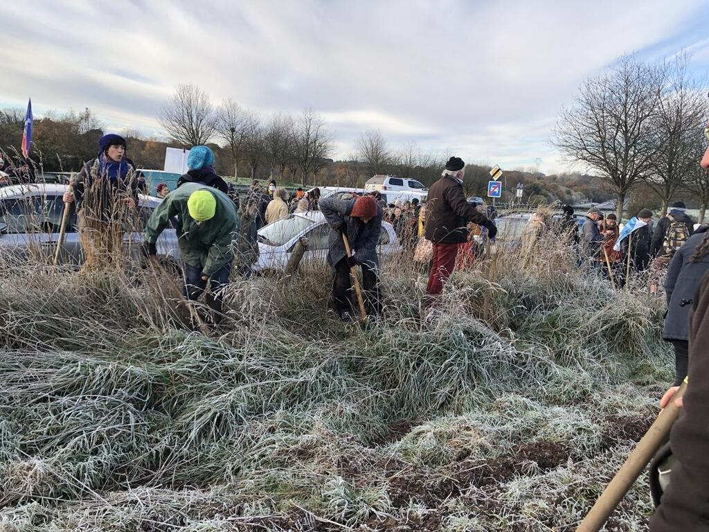 Personnes Manifestent Contre Un Projet Dusine Saumons Dans Les