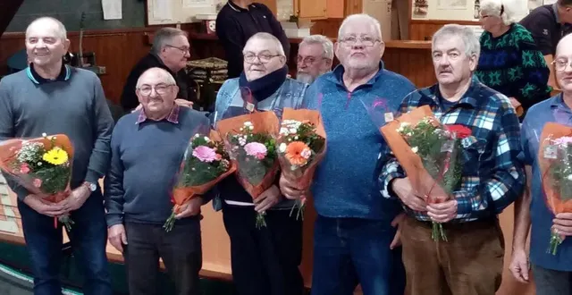 photo  vainqueurs et finalistes des deux challenges avec le président.  &copy;  le maine libre 