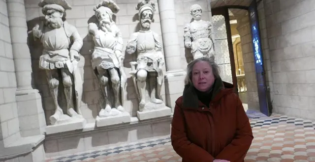 photo  nadine burlourde dans une des salles basses du 12e siècle où sont entreposées des statues qui étaient en façade de la cathédrale.  &copy;  ouest-france 