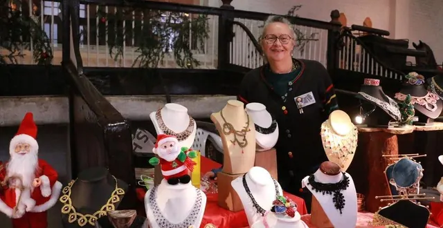 photo  le marché de noël (ici annette valette) se poursuit ce dimanche, dans les box des écuries.  &copy;  ouest-france 