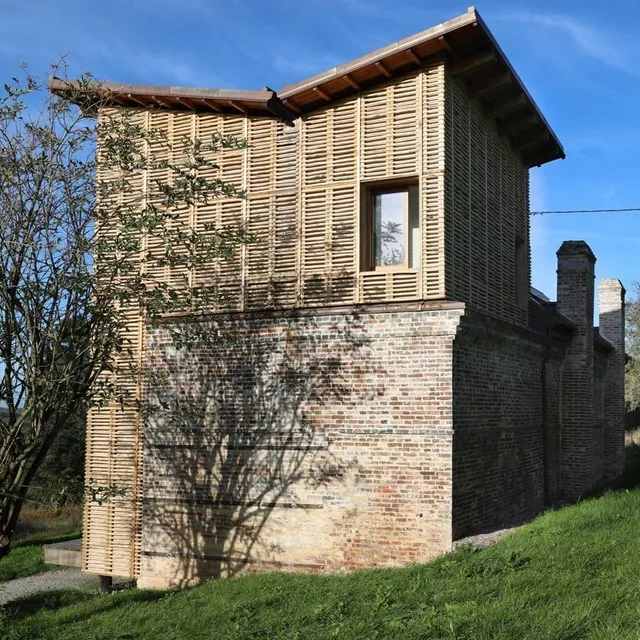 photo boîte en bois autoportante sur murs de briques.  ©  m.o.