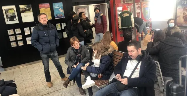 photo  les passagers des trains retardés ont dû prendre leur mal en patience en gare d’argentan.  &copy;  ouest-france 