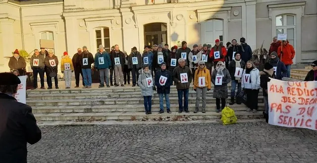 photo  les membres du collectif manifestent devant la mairie de brissac.  &copy;  ouest-france 