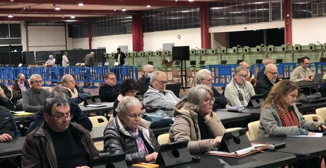 photo  les élus d’argentan intercom ont siégé dans le hall du champ de foire, jeudi 8 décembre, pendant que le club de tir installait sans bruit, ses pas de tir pour le championnat qui s’est disputé durant le week-end.  &copy;  ouest-france 