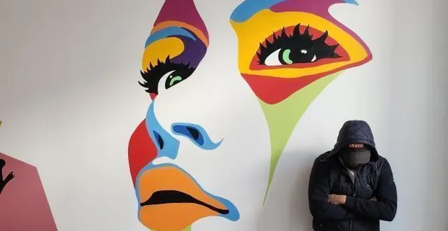 photo  le manceau malik daoud, alias mhd, devant l’une de ses fresques, dans un restaurant de tours (indre-et-loire).  &copy;  ouest-france 