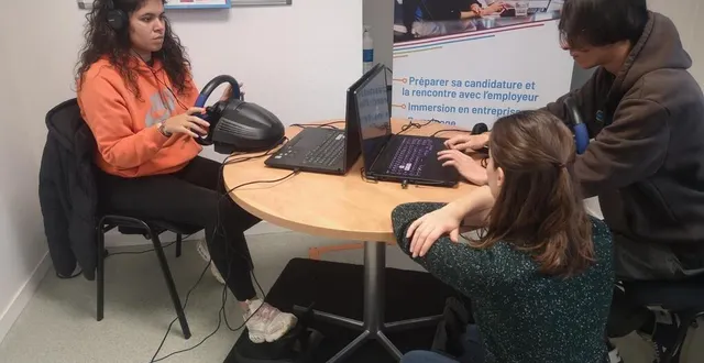 photo  des jeunes de la mission locale s’exercent sur les simulateurs de conduite, accompagnés par marlène callebaut, conseillère en insertion professionnelle.  &copy;  ouest-france 