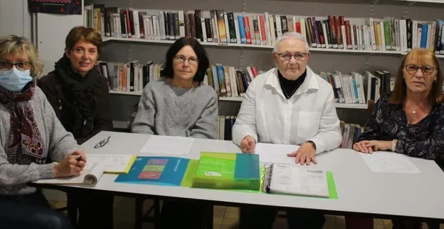 photo  avec à droite, véronique chauvière, (à gauche), et des membres du bureau, marie-line lacroix, secrétaire (3e à droite), devient présidente. deuxième à gauche annick fernandez, présidente, devient secrétaire.  &copy;  ouest-france 