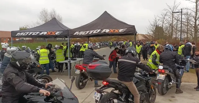 photo  au défilé de l’espoir des casques d’or, 300 motards ont participé en chevauchant 201 superbes engins. leur collecte s’élève à 1 040 €.  &copy;  ouest-france 