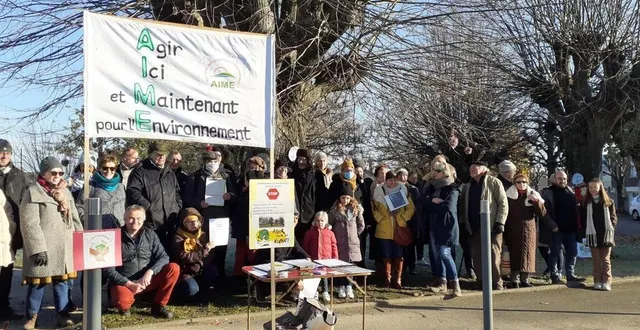 photo  une quarantaine de citoyens et militants étaient réunis au square de la gare samedi 10 décembre 2022 pour s’opposer au projet de construction de l’espace économique la virgule.  &copy;  le maine libre 