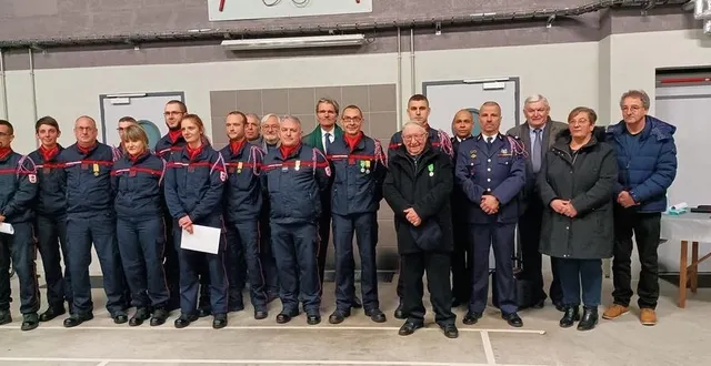 photo  les récipiendaires et diplômés salués par les élus et la population fertoise.  &copy;  ouest-france 