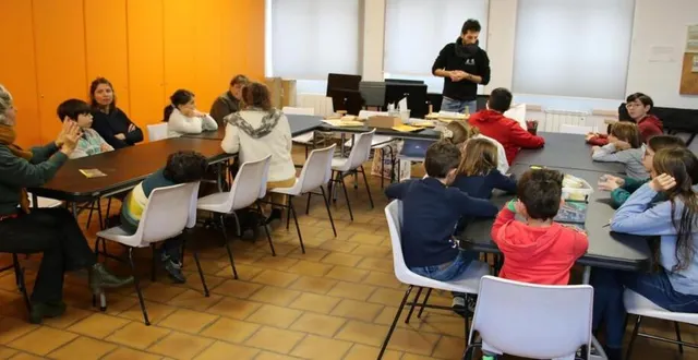 photo  les enfants et adultes ont été attentifs aux conseils de rémi jardin (debout au centre) pour la composition d’un herbier et la création d’une carte de noëlvégétale.  &copy;  ouest-france 