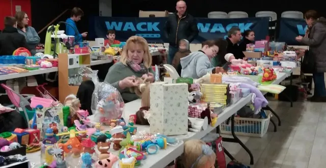 photo  26 exposants, dont douze de la commmune, ont participé à cette première bourse aux jouets.  &copy;  ouest-france 