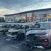 photo  les quatre voitures neuves étaient garées au milieu du parking de la concession. 