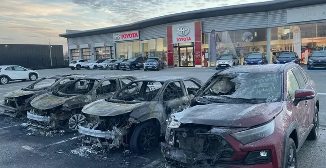 photo  les quatre voitures neuves étaient garées au milieu du parking de la concession.  &copy;  ouest-france 