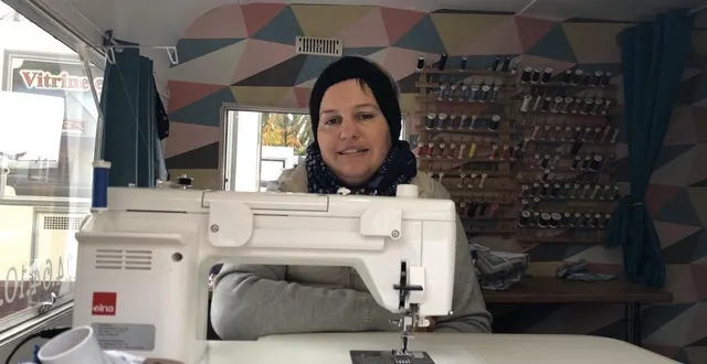 photo  maguy pierre, 36 ans, propose des retouches de vêtements sur le marché d’argentan (orne), le mardi matin.  &copy;  ouest-france 