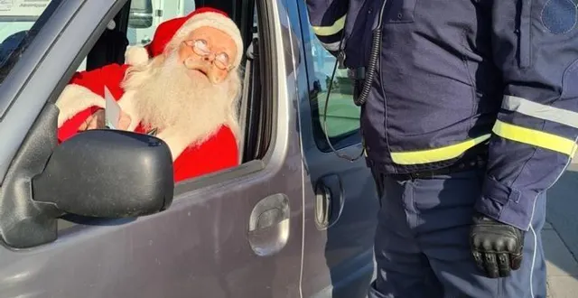 photo  le père noël et yannick, le policier, ont fait connaissance sur le bord de la route lors d’un contrôle d’identité pas si banal.  &copy;  dr 