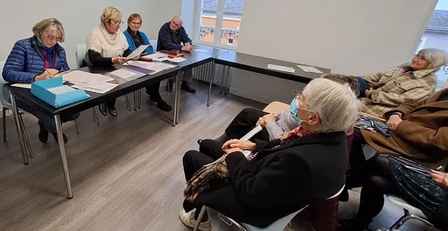 photo  lors de l’assemblée générale avec le bureau autour de brigitte vaidis.  &copy;  le maine libre 