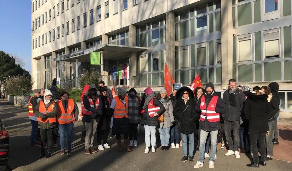 CGT et CFDT unis pour les salaires devant la CPAM de Saint-Nazaire ...