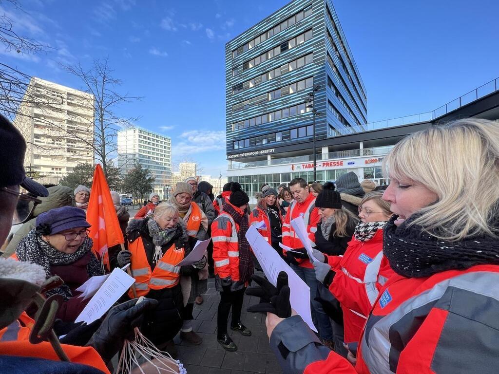 À Malakoff, 150 à 200 Agents De Nantes Métropole Habitat Réclament De ...