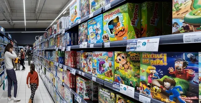 photo  dans une grande surface de l’agglomération d’angers. avec l’augmentation des prix des jouets, les foyers ont été contraints d’ajuster les budgets consacrés à noël.  &copy;  co – régine lemarchand 