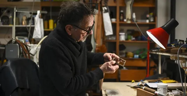 photo  après quinze années en tant que charpentier couvreur, pascal rivière s’est lancé dans la maroquinerie. sa passion depuis toujours. il a choisi vaas pour s’installer.  &copy;  le maine libre – denis lambert 