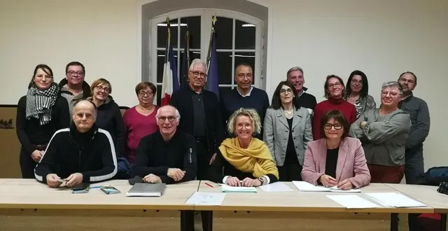 photo  anita paillot, maire, entourée des conseillers dont jean-louis battistella, à sa droite et el mostafa zakani, debout derrière elle.  &copy;  ouest-france 