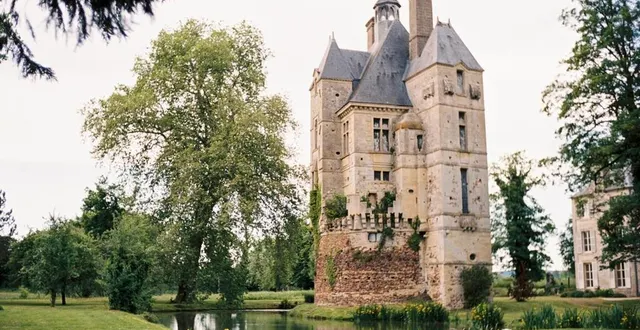 photo  la tour d’aubry se dresse, tel le donjon de merlin l’enchanteur à la lisière de la forêt de gouffern.  &copy;  marine brusson 