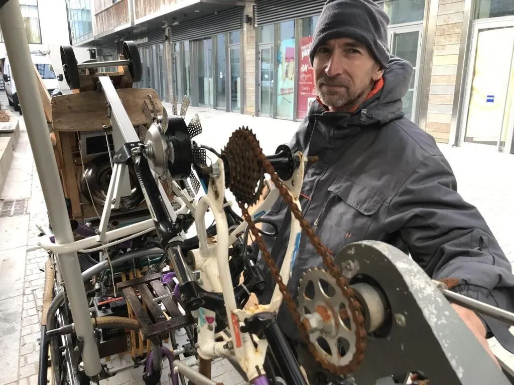 Quimper. L’artiste Patrice Julien expose une drôle de machine devant la ...