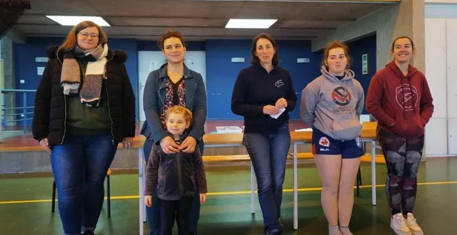 photo  mélanie masson, au centre, n’a fait durer l’assemblée générale extraordinaire que quelques minutes. elle est entourée, de gauche à droite, d’audrey chêne ; de maud nicole, qui devrait prendre la suite comme présidente ; de léonie et lucile desmortreux.  &copy;  ouest-france 