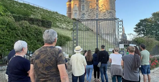 photo  cette fois-ci, la petite cité de caractère se laisse découvrir de nuit.  &copy;  archives le maine libre 
