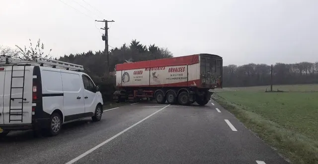 photo  ce mercredi 14 décembre 2022, peu avant 8 h, une semi-remorque s’est mise en travers sur la départementale 955 entre bellême et mamers.  &copy;  cd61 