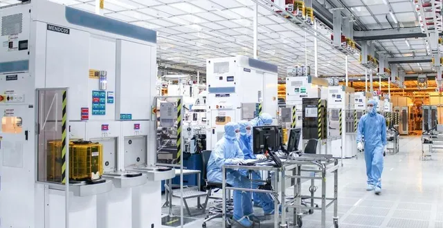 photo  stmicro veut doubler sa production dans les puces grâce à une nouvelle usine près de grenoble, à crolles, dans la silicon valley française. avec le soutien de son allié américain globalfoundries et de l’état français, l’investissement total atteindra 5,7 milliards d’euros.  &copy;  stmicro 