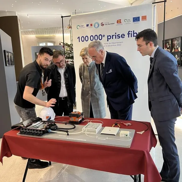 photo les élus et fabienne dulac, directrice adjointe générale d’orange france (au centre), ont annoncé que l’orne venait de passer la barre des 100 000 prises fibre optique.  ©  ouest-france