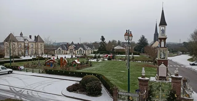 photo  une fine pellicule de neige a recouvert les trottoirs de saint-ouen-sur-iton (orne), ce mercredi 14 décembre 2022.  &copy;  ouest-france 