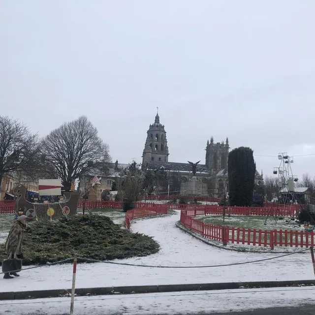 photo devant la poste d’argentan, la neige transforme les décorations de noël en décor de carte postale.  ©  ouest-france