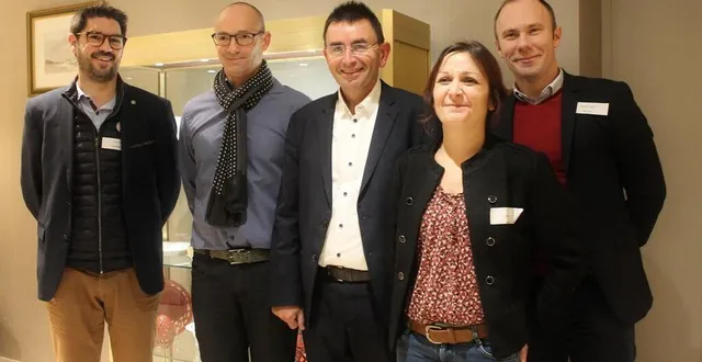 photo  denis lambert, président du club de développement du pays sabolien, entouré des nouveaux adhérents intronisés jeudi 8 décembre 2022 : sylvain guiardière, yann eouzan, sabrina piniau et benoît nicolardot.  &copy;  ouest-france 