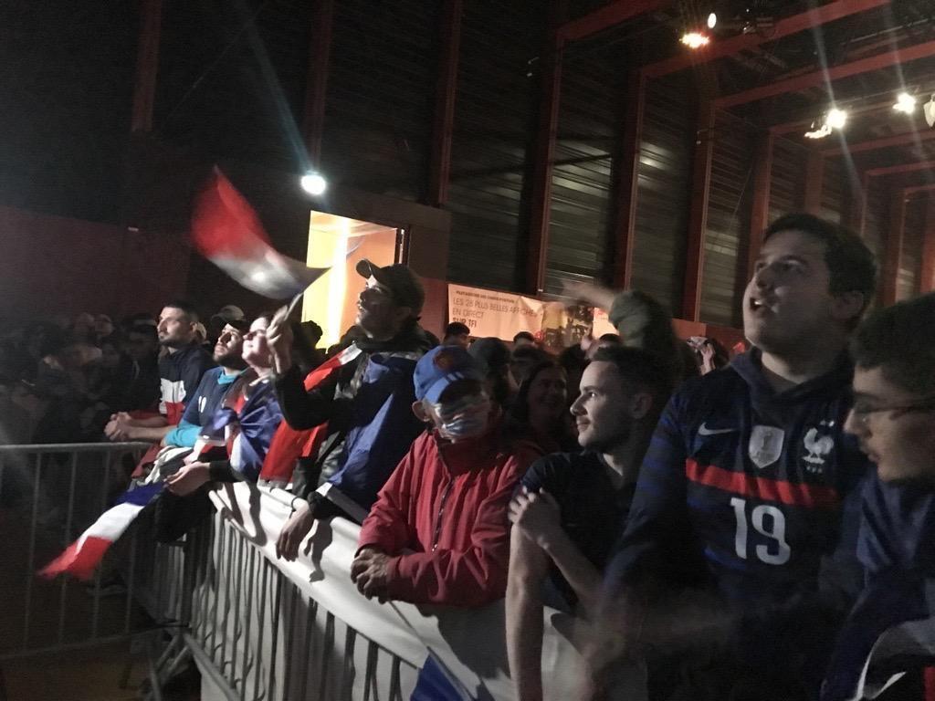 Dans La Fan Zone De Saint Nazaire Les Supporters Exultent Devant Le