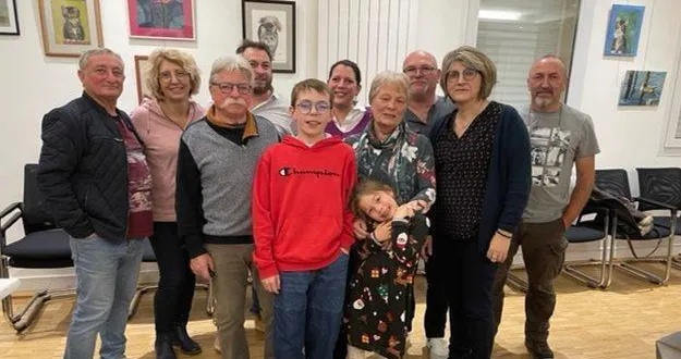 photo  l’exposition d’annie justice (ici bien entourée lors du vernissage) est visible jusqu’au 5 janvier aux horaires d’ouverture de la mairie.  &copy;  le maine libre 