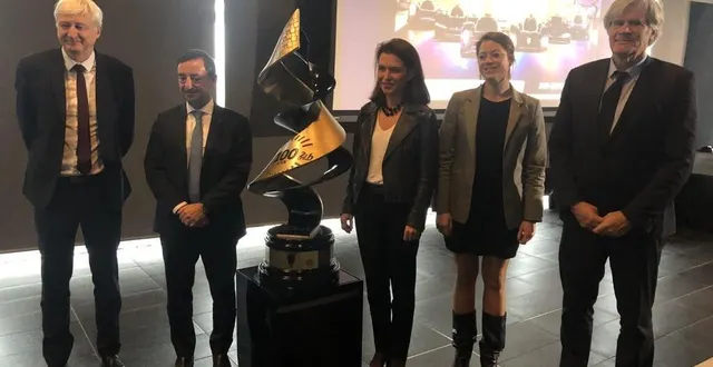 photo  autour du trophée du centenaire et des animations liées à l’édition 2023, tout le monde se mobilise : dominique le mèner (conseil départemental), pierre fillon (aco), christelle morançais (région), agathe cury (préfecture), stéphane le foll (ville du mans).  &copy;  le maine libre 