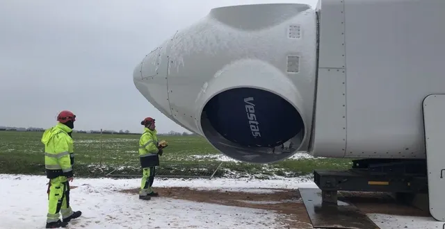 photo  au pied d’une des pièces de l’éolienne, des employés s’attelaient à quelques réglages, malgré les centimètres de neige tombés ce jour-là.  &copy;  ouest-france 
